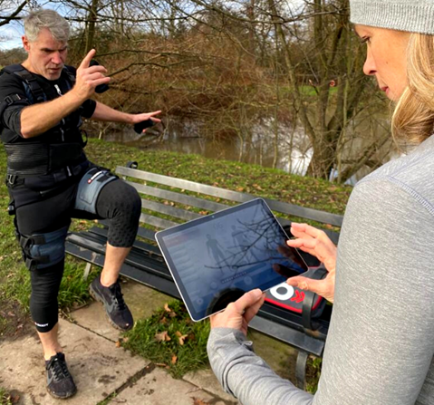 Pippa @EMS_Strength, delivering EMS training outdoors with XBody GO device. 