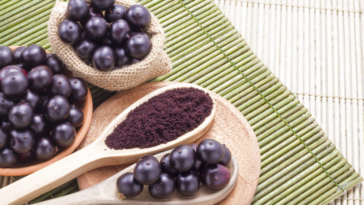 Acai powder and berries on a spoon