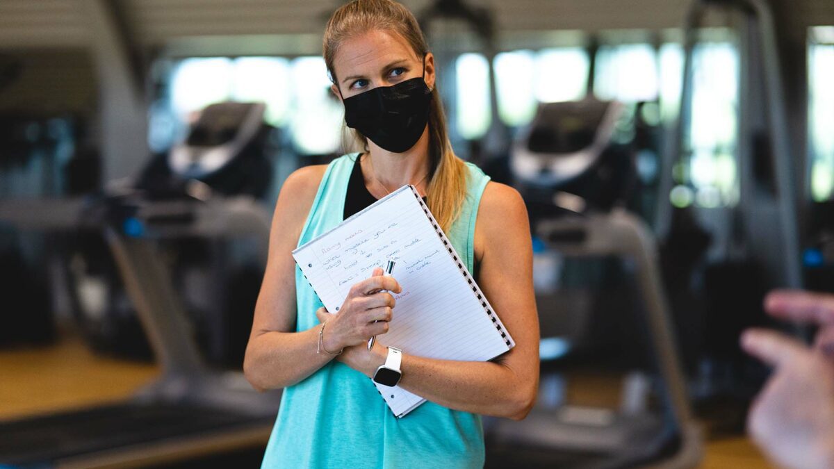 Woman wearing a mask for COVID 19 in the gym