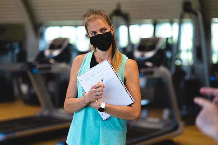 Woman wearing a mask for COVID 19 in the gym