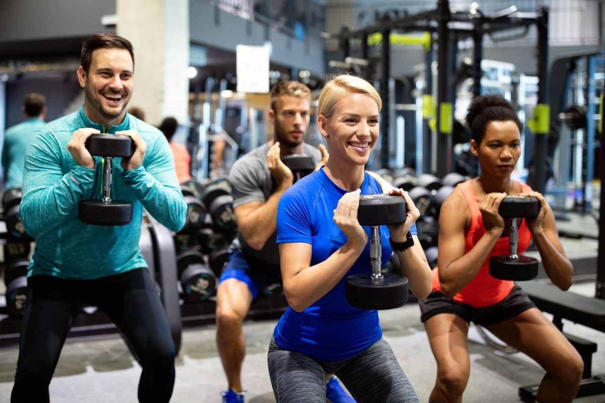 Group fitness class training together for accountability